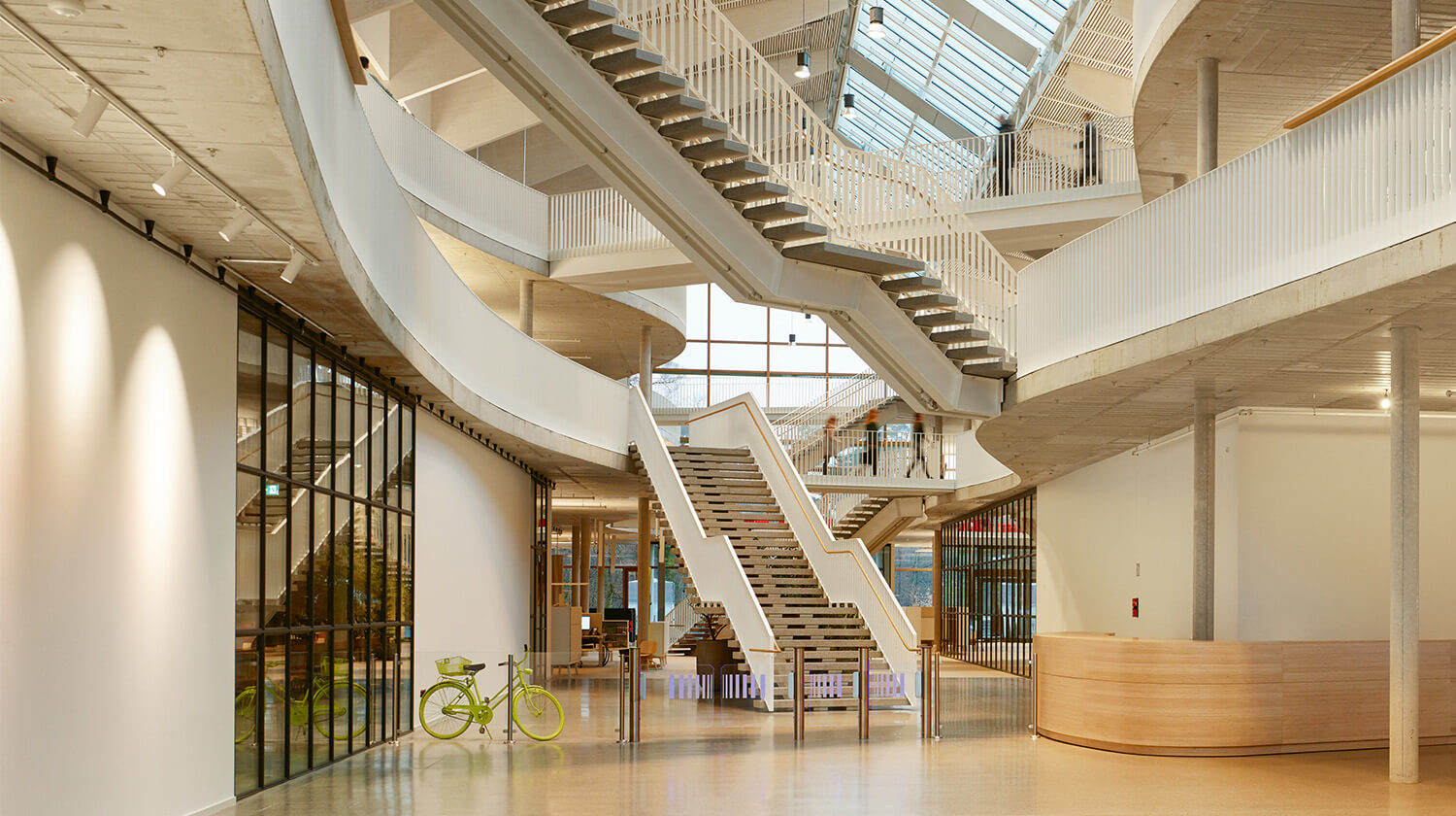 The headquarters of the organic food retailer Alnatura in Darmstadt proves that comfort and aesthetics can be combined with climate protection. The interior paint used, IndekoGeo from Caparol, is based on renewable raw materials, which saves CO2 emissions. The interior paint also ensures a healthy indoor climate.