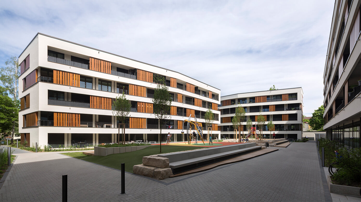The "Neues Wohnen Sündersbühl " quarter in Nuremberg shows how future-oriented living works - realized with a Capatect external thermal insulation composite system and clad with striking wood elements. Thermosan facade plaster and facade paint from Caparol provide the facade with long-lasting protection against algae and fungal attack.