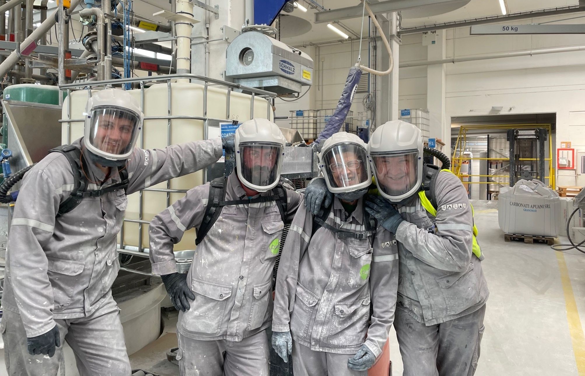 Keine Reise ins All, sondern gesundheitsschonendes Arbeiten: Unsere Kolleginnen und Kollegen in Frankreich profitieren von belüfteten Masken, die vor Spritzern und Gefahrstoffen schützen und angenehmes Atmen ermöglichen.