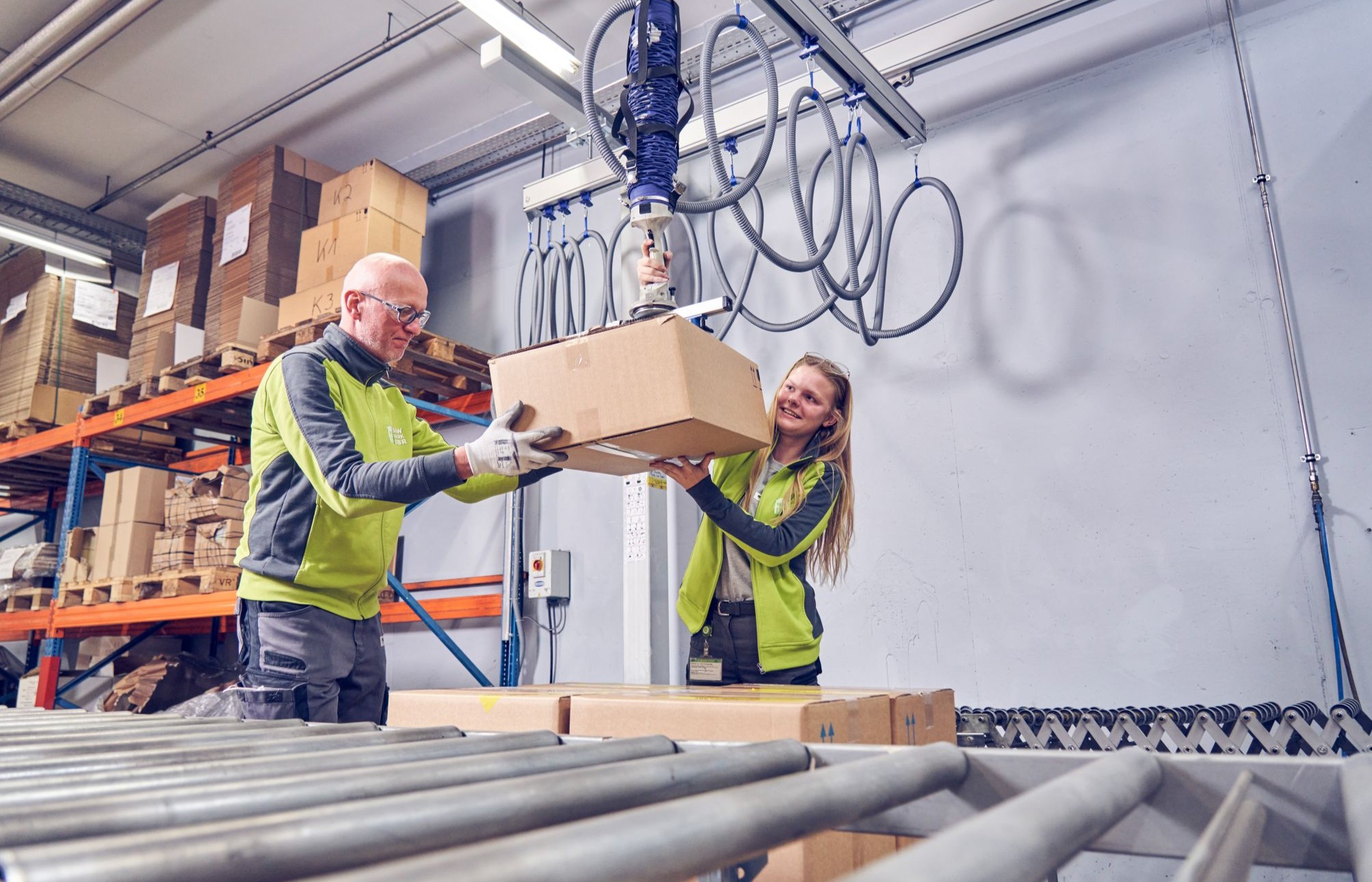 Hebehilfen unterstützen unsere Mitarbeitenden bei besonders belastenden Bewegungen und schonen so Rücken und Gelenke.